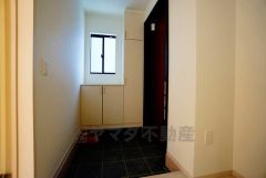 たっぷり収納できるシューズボックスです。家族全員の靴がきれいに整頓できます。棚の上にお花や写真を飾っても良いですね。