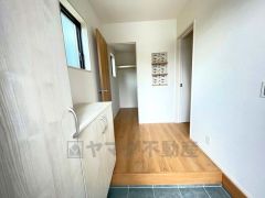 たっぷり収納できるシューズボックスです。家族全員の靴がきれいに整頓できます。棚の上にお花や写真を飾っても良いですね。