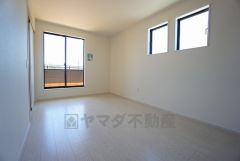 住む人のこだわりを活かす洋室＾＾日当たりがよく、寝室としての利用もおすすめ。広めのクローゼットもあり荷物もすっきり片付けれ、ゆとりのある暮らしが出来ます＾＾