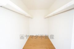 ウォークインクローゼット付きの洋室。スペースも広く、毎日のコーディネートが楽しくなります＾＾