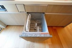 家事の時間が短縮できる食器洗浄乾燥機付。後片付けもラクラクです。