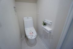 温水洗浄機付トイレです。節水機能もあるので、安心して使えますね。