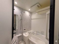 1日の疲れを癒すくつろぎのバスルーム。足を伸ばしてもゆったりと入れるサイズです。お子様と一緒にお風呂に入っても狭くないですね^^