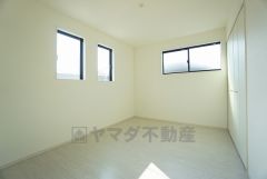 2面採光を確保した明るい室内は、風通しも良く、大変居心地の良い空間となっております。爽やかな風を感じて起きる朝は、快適生活の始まりに。