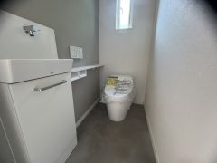 温水洗浄機付トイレです。節水機能もあるので、安心して使えますね。節水・静音設計でエネルギーを効率よく使用し省エネ。