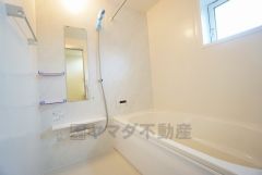 1日の疲れを癒すくつろぎのバスルーム。足を伸ばしてもゆったりと入れるサイズです。お子様と一緒にお風呂に入っても狭くないですね^^