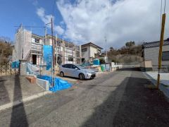 道幅が広く、車通勤の方や買い物などでの車の出し入れも楽々できて嬉しいですね。