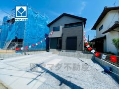 伊賀駅徒歩11分＾＾WIC・SIC・ファミリークローク・並列駐車2台。スーパー・コンビニ10分圏内＾＾