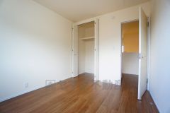 収納力豊富なウォークインクローゼット付き。洋服や小物などを1箇所にまとめて美しい収納を実現します。