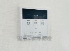 キッチン横からお湯張り、追い炊き、足し湯がボタン一つで楽々操作できる給湯機リモコンです。忙しい夕飯準備の時間帯に重宝しますね。