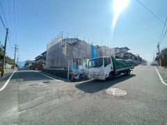 前面道路は公道南西側約6.6。車の通行が少なく小さなお子様がいるご家庭でも安心して過ごせます＾＾ 