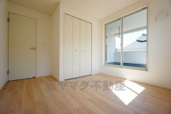 同仕様写真。住む人のこだわりを活かす洋室＾＾日当たりがよく、寝室としての利用もおすすめ。
