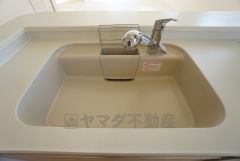 同仕様写真。広々とした凸型シンクに洗剤ポケットを標準装備。大きなお鍋など洗いやすいです。洗剤や石鹸、スポンジもすっきりできる収納付き。