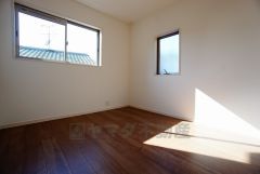 同仕様写真。2面採光を確保した明るい室内は、風通しも良く、大変居心地の良い空間となっております。爽やかな風を感じて起きる朝は、快適生活の始まりに。