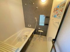 1日の疲れを癒すくつろぎのバスルーム。足を伸ばしてもゆったりと入れるサイズです。お子様と一緒にお風呂に入っても狭くないですね^^