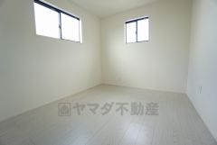 明るい洋室です。ナチュラル色のフローリングで開放的な優しい雰囲気になっています＾＾ベッドや机、ＴＶを置いてもゆとりのある広さです。