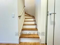 ご年配の方でも安心できる、手すり付き階段です＾＾段差も低めで設定されてますので安全性にも優れてますね＾＾