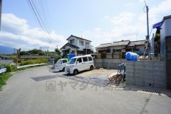 前面道路は大型車両の通行も少ないので静かで快適な生活を送れます＾＾ カースペースは停めやすい並列駐車2台付き。