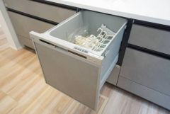 食事の後の手間を解消する食器洗い乾燥機付。冬場の洗い物で手荒れの悩みもなくなります。手洗いよりも節約できて便利。