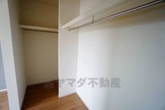 大容量の収納が嬉しいウォークインクローゼット付き。毎日の洋服のコーディネートが楽しくなります。モノを1ヶ所に収納できるので、お部屋もスッキリ。