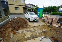 カースペースは停めやすい並列駐車2台付きです。 前面道路は6ｍ以上と広く、駐車がスムーズにできます＾＾