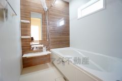 1日の疲れを癒すくつろぎのバスルーム。足を伸ばしてもゆったりと入れるサイズです。お子様と一緒にお風呂に入っても狭くないですね^^