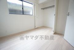 暖かい日差しが差し込む洋室。たっぷり収納できるクローゼット付きでお部屋の中をすっきりと快適に保てます。