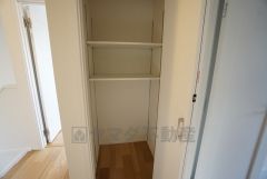 2階には廊下収納があり荷物もすっきり片付けれ、ゆとりのある暮らしが出来ます＾＾ 使用頻度が少ないものは枕棚の上に、足元には3段ボックスを置いて、フル活用できます。