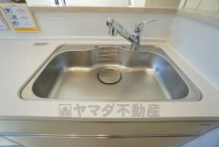 広々とした凸型シンクに洗剤ポケットを標準装備。大きなお鍋など洗いやすいです。洗剤や石鹸、スポンジもすっきりできる収納付き。
