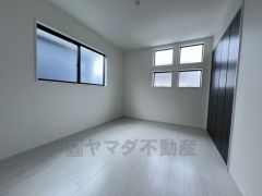 2面採光を確保した明るい室内は、風通しも良く、大変居心地の良い空間となっております。爽やかな風を感じて起きる朝は、快適生活の始まりに。