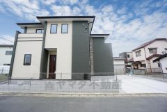 スーパー徒歩2分。コンビニ、ドラッグストア徒歩4分。バス停徒歩7分。