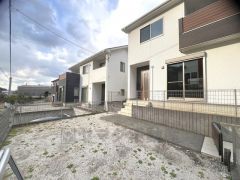 駐車スペースとは別にお庭もついております。広さも十分あるので、ガーデニングやBBQなど楽しみの増えるお庭です＾＾