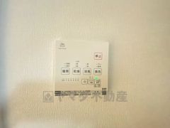 雨の日の洗濯も安心できる浴室暖房乾燥機付き浴室。リモコンで操作もボタン1つで簡単。 浴室暖房乾燥機には、暖房、乾燥、涼風、換気の4つの機能が付いています。タイマー付きです。