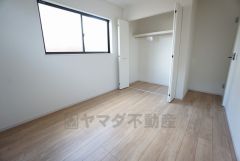 同仕様写真。全居室にはたっぷり収納できる大型クローゼットを設置しています。窓には断熱性・保温性にすぐれ、省エネ効果のあるペアガラスを採用。冬には結露を防止します。