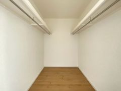 収納力豊富なウォークインクローゼット付き。洋服や小物などを1箇所にまとめて美しい収納を実現します。
