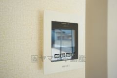 防犯性もばっちり、TVモニター付きインターフォン完備。大きなモニターで玄関先を確認できます。録画機能が付いているので不在時の訪問者も確認できて安心です^^