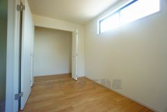 全居室にはたっぷり収納できる大型クローゼットを設置しています。窓には断熱性・保温性にすぐれ、省エネ効果のあるペアガラスを採用。冬には結露を防止します。