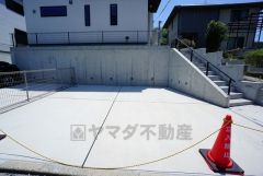 停めやすい並列駐車2台付き。