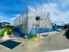 前面道路は西側約4ｍ。交通量が少ないため小さなお子様がいるご家庭でも安心に過ごせます＾＾