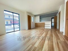 家族が集まる開放的なリビング。約18.17帖の大空間で毎日のお食事が楽しみです＾＾思い思いの時間を過ごしたり、家族みんなで食事をしたり、素敵な団らんの場になりますね。