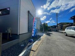 前面道路は公道南西側約5.6ｍ。イオン筑紫野店まで車で約9分（2.9ｋｍ）。ショッピングや映画鑑賞など楽しめます。