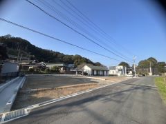 前面道路は広く、車同士がすれ違うスペースが十分にあります。