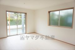 同仕様写真。断熱性能の窓ガラスを採用。省エネ、光熱費カットにも貢献します。 夏は涼しく、冬は暖かく快適に過ごせます。