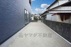 駐車スペースとは別にお庭もついております。広さも十分あるので、ガーデニングやBBQなど楽しみの増えるお庭です＾＾