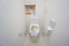 温水洗浄機付トイレです。節水機能もあるので、安心して使えますね。もちろん、1階2階の2ヶ所にトイレがあるので、忙しい朝にもゆとりができますね。