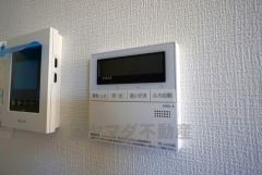 キッチン横からお湯張り、追い炊き、足し湯がボタン一つで楽々操作できる給湯機リモコンです。忙しい夕飯準備の時間帯に重宝しますね。