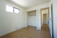 全居室に収納完備。下段を引き出し収納にするなど、空いたスペースを有効活用すれば収納力がグッと高まります。常に整理整頓されたお部屋は気持ちがいいです＾＾