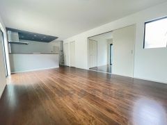 同仕様写真。家族が集まる開放的なリビング。約20.5帖の大空間で毎日のお食事が楽しみです＾＾思い思いの時間を過ごしたり、家族みんなで食事をしたり、素敵な団らんの場になりますね。