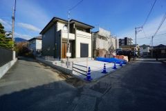 前面道路は前面道路は公道北側約3.6ｍ、公道西側約4ｍ。