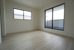 住む人のこだわりを活かす洋室＾＾日当たりがよく、寝室としての利用もおすすめ。広めのクローゼットもあり荷物もすっきり片付けれ、ゆとりのある暮らしが出来ます＾＾